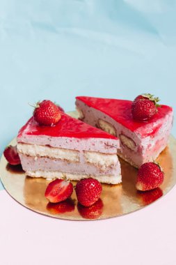 lezzetli kek çilek, iki adet tatlı tatlı 