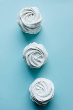 mavi zemin üzerine lezzetli tatlı şekerleme