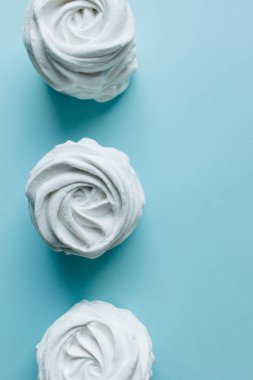 mavi zemin üzerine lezzetli tatlı şekerleme