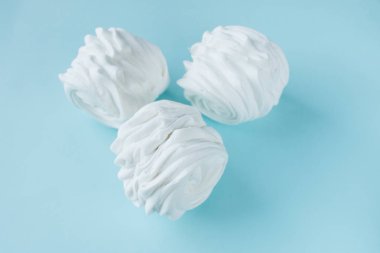 mavi zemin üzerine lezzetli tatlı şekerleme