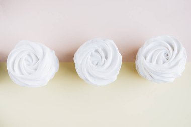 ışık arka plan üzerinde lezzetli tatlı şekerleme