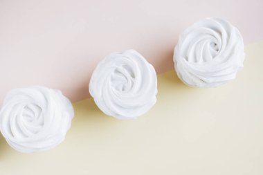 ışık arka plan üzerinde lezzetli tatlı şekerleme