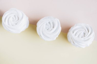 ışık arka plan üzerinde lezzetli tatlı şekerleme