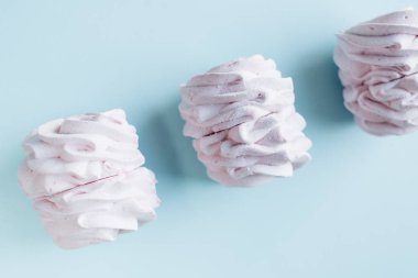 mavi zemin üzerine lezzetli tatlı şekerleme