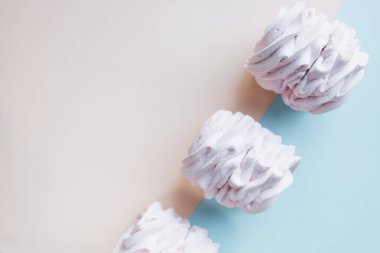 ışık arka plan üzerinde lezzetli tatlı şekerleme