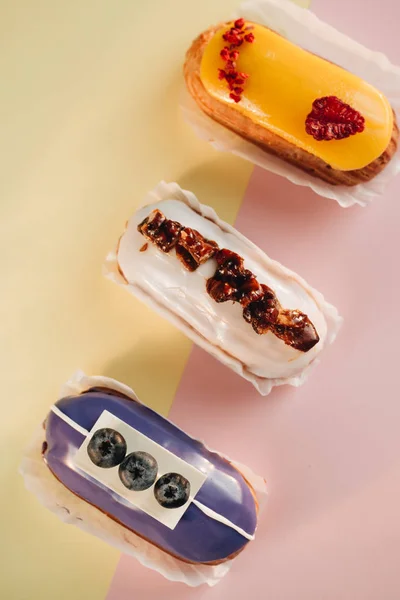 Conjunto Deliciosos Eclairs Com Esmalte Sobremesa Colorida — Fotografia de Stock