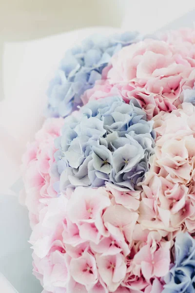 Hermoso Ramo Primavera Con Tiernas Flores Hortensias Rosadas Azules —  Fotos de Stock