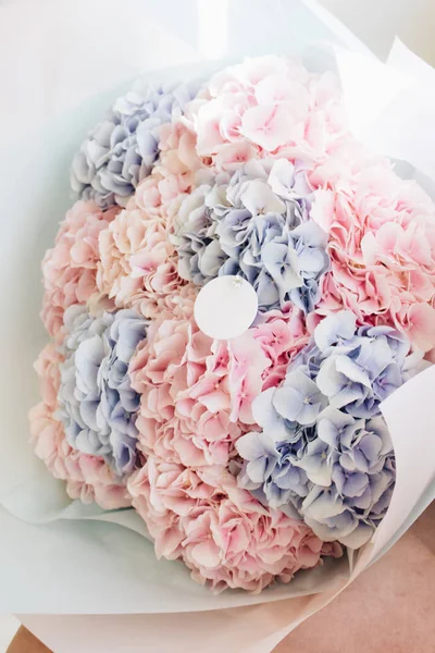 Hermoso Ramo Primavera Con Tiernas Flores Hortensias Rosadas Azules — Foto de Stock