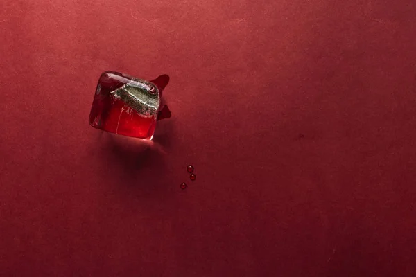 Flat Lay Ice Cube Red Background — Stock Photo, Image