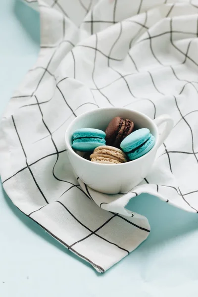 Composição Deliciosos Macaroons Copo Mesa Azul Sobremesa Doce — Fotografia de Stock