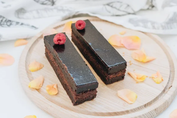 Dois Pedaços Bolo Chocolate Tábua Madeira Decorada Com Pétalas Florais — Fotografia de Stock