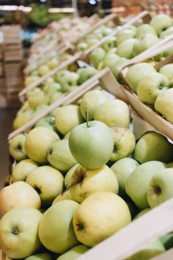 Market kutularındaki olgun taze yeşil elma yığını