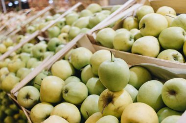 Market kutularındaki olgun taze yeşil elma yığını