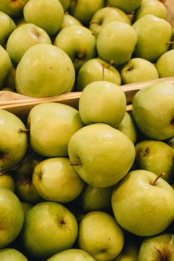 Market kutularındaki olgun taze yeşil elma yığını