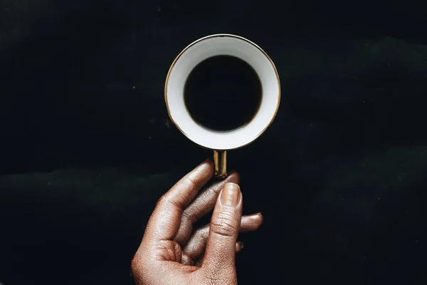 Mano Femenina Sosteniendo Taza Café Sobre Fondo Negro — Foto de Stock