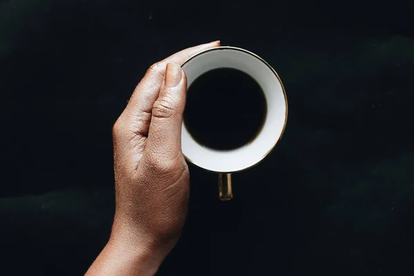 Mano Femenina Sosteniendo Taza Café Sobre Fondo Negro — Foto de Stock