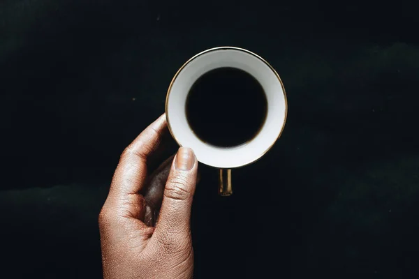 Γυναικείο Χέρι Που Κρατά Φλιτζάνι Του Καφέ Μαύρο Φόντο — Φωτογραφία Αρχείου