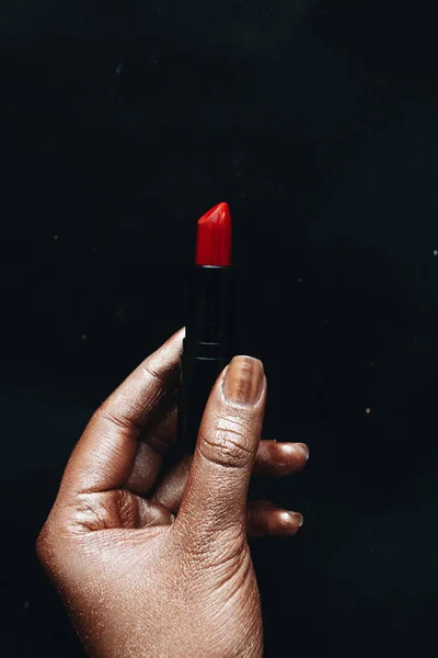 Mano Femenina Sosteniendo Lápiz Labial Rojo Sobre Fondo Negro — Foto de Stock