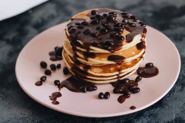 soslu lezzetli ev yapımı krep yığını