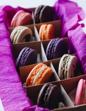 kutusu ile lezzetli parlak macaroons, tatlı tatlı 