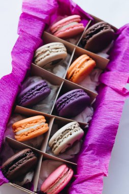 kutusu ile lezzetli parlak macaroons, tatlı tatlı 