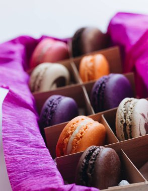 kutusu ile lezzetli parlak macaroons, tatlı tatlı 