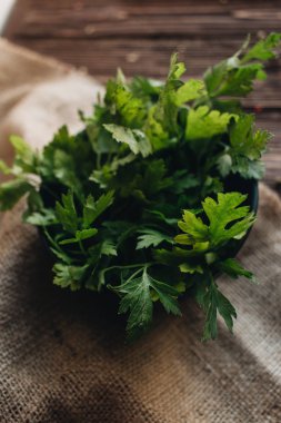 demet taze yeşil maydanoz üzerinde ahşap arka plan çırpı 