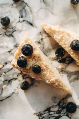 mermer masa, tatlı tatlı üzerinde yaban mersini ile lezzetli kek parçaları 