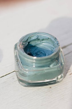 eski ahşap zemin üzerine mavi boya ile jar