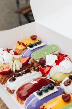 Sır ile lezzetli eklerleri kümesi renkli tatlı 