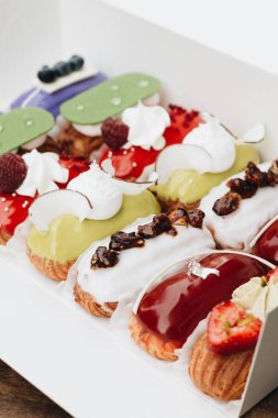 sır ile lezzetli eklerleri kağıt kutusunda, tatlı teslim set 