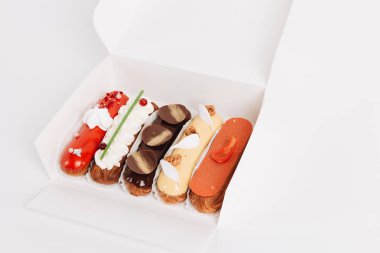 sır ile lezzetli eklerleri kağıt kutusunda, tatlı teslim set 