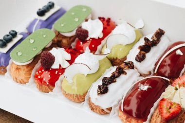 sır ile lezzetli eklerleri kağıt kutusunda, tatlı teslim set 