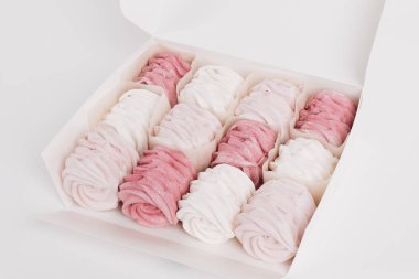 pembe ve beyaz zephyr kutusunda, tatlı tatlı bileşimi 