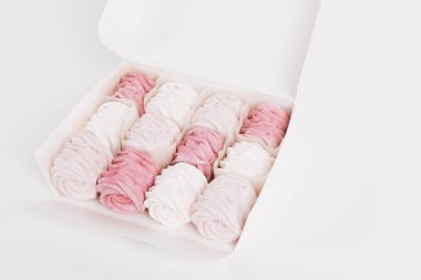 pembe ve beyaz zephyr kutusunda, tatlı tatlı bileşimi 