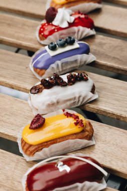 Sır ile lezzetli eklerleri kümesi renkli tatlı