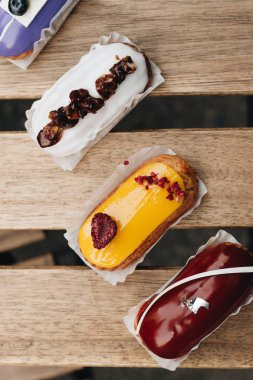 Sır ile lezzetli eklerleri kümesi renkli tatlı