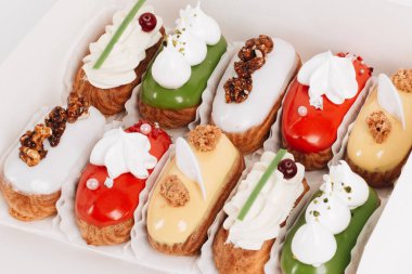 sır ile lezzetli eklerleri kağıt kutusunda, tatlı teslim set 