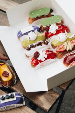 sır ile lezzetli eklerleri kağıt kutusunda, tatlı teslim set 