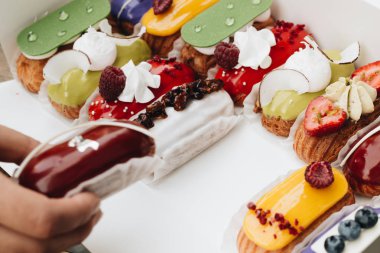 Erkek el ile sır, lezzetli tatlılar alarak renkli tatlı 