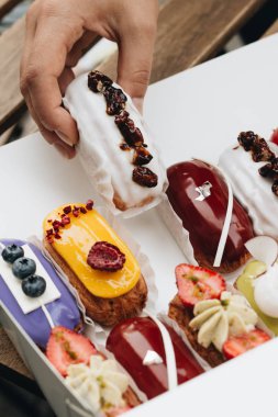 Erkek el ile sır, lezzetli tatlılar alarak renkli tatlı 