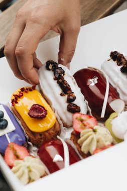 Erkek el ile sır, lezzetli tatlılar alarak renkli tatlı 