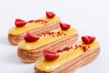 sarı sır ve ahududu ile lezzetli eklerleri kümesi