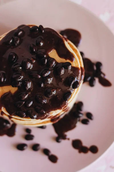 Stapel Von Leckeren Hausgemachten Pfannkuchen Mit Sauce — Stockfoto