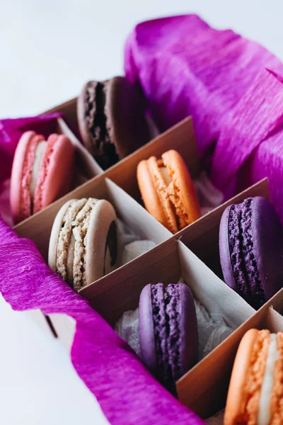 kutusu ile lezzetli parlak macaroons, tatlı tatlı 