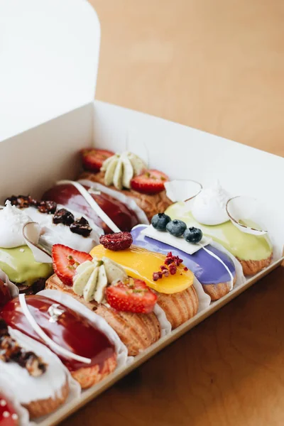 sır ile lezzetli eklerleri kağıt kutusunda, tatlı teslim set 