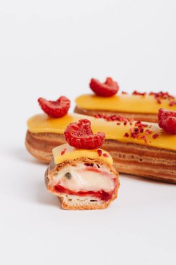 sarı sır ve ahududu ile lezzetli eklerleri kümesi