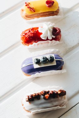 Sır ile lezzetli eklerleri kümesi renkli tatlı