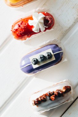 Sır ile lezzetli eklerleri kümesi renkli tatlı