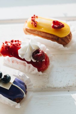 Sır ile lezzetli eklerleri kümesi renkli tatlı